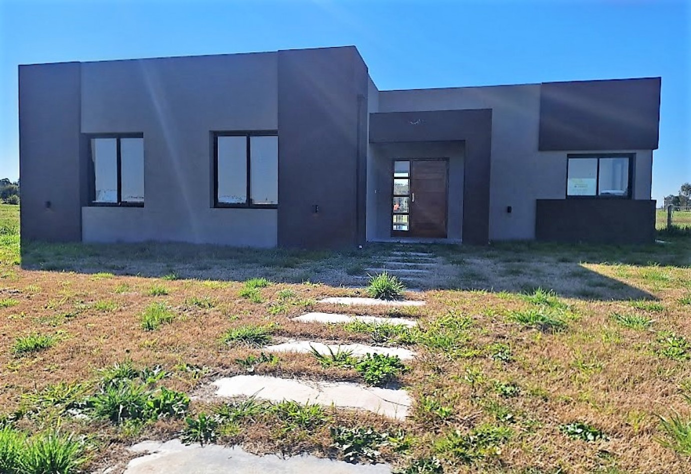 CASA EN BARRIO CERRADO A ESTRENAR, N° 109.