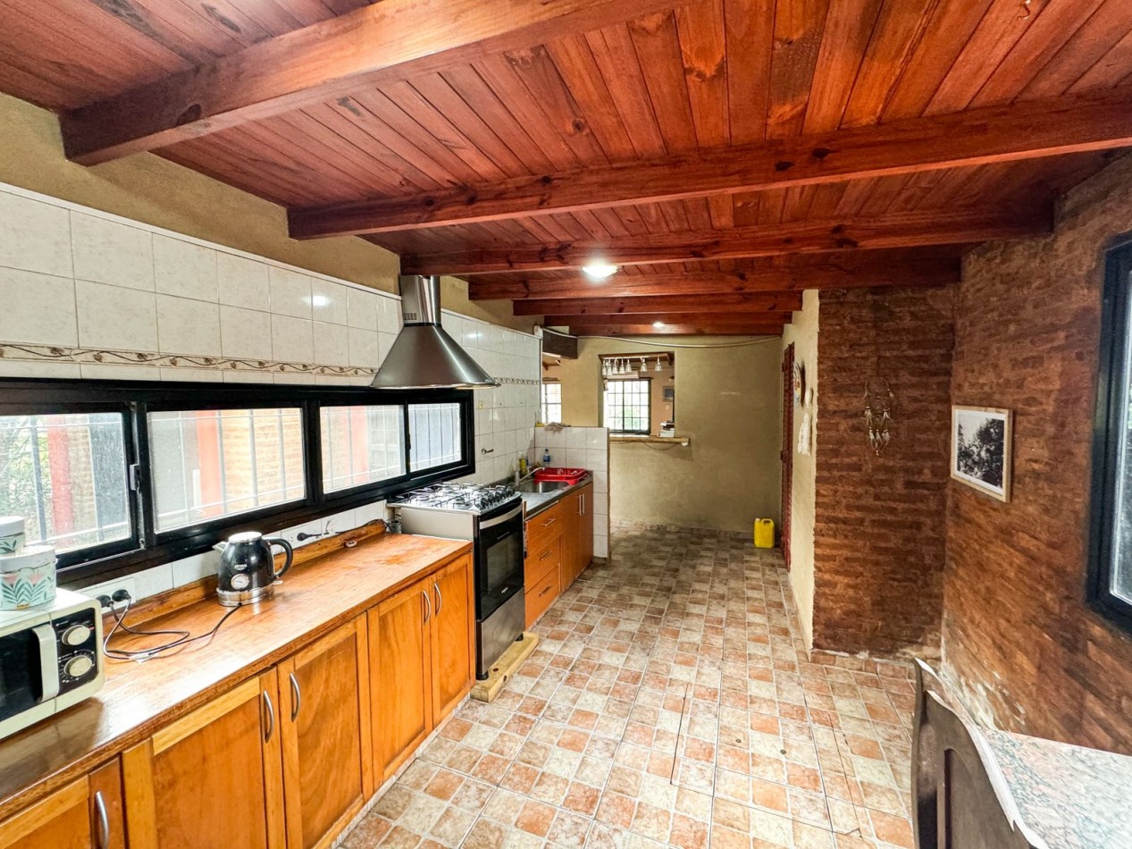 Venta de Casa en City Bell con unico Jardin Privado.