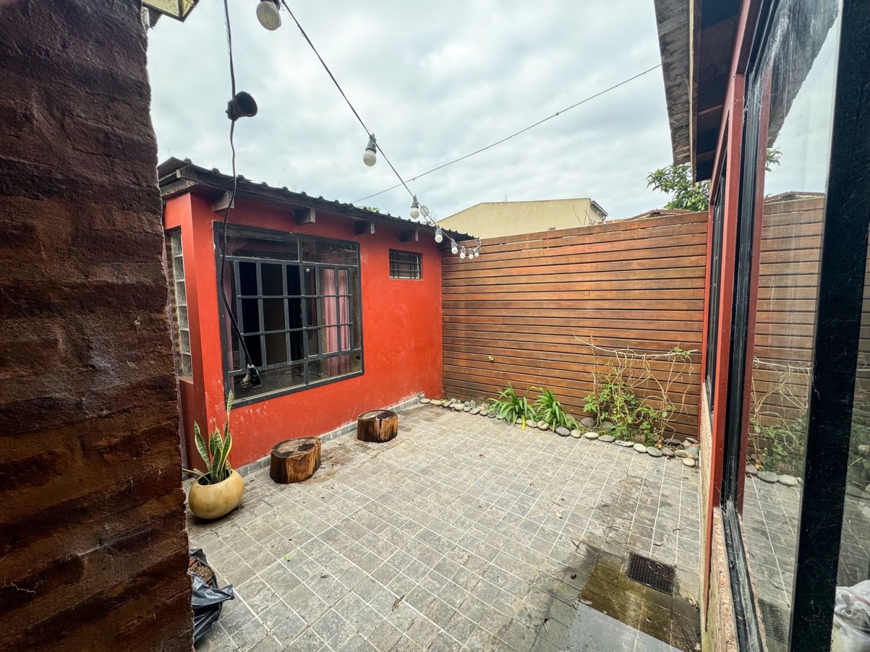 Venta de Casa en City Bell con unico Jardin Privado.