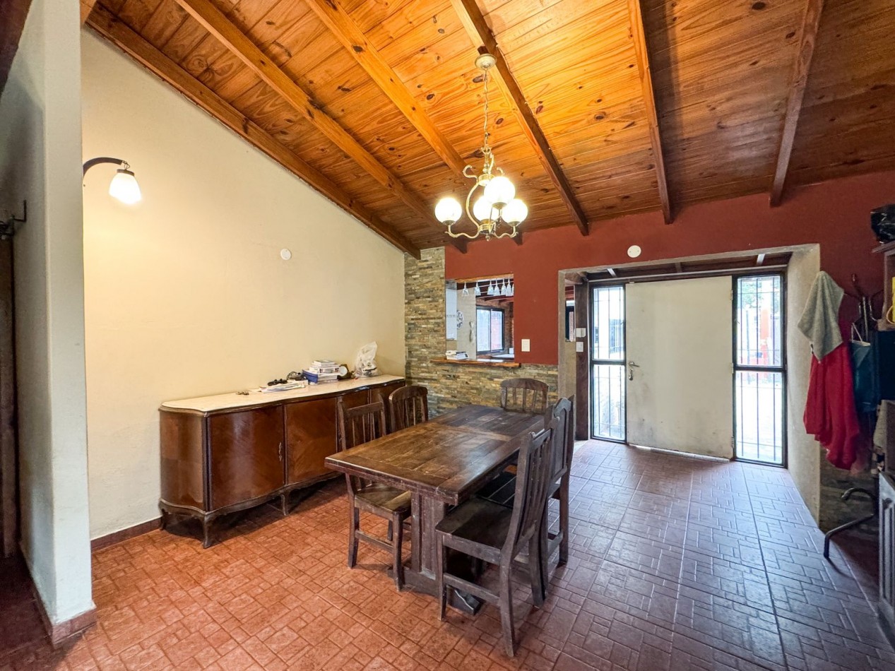 Venta de Casa en City Bell con unico Jardin Privado.