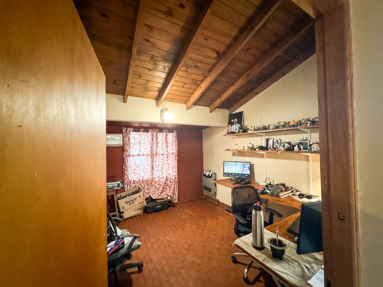 Venta de Casa en City Bell con unico Jardin Privado.