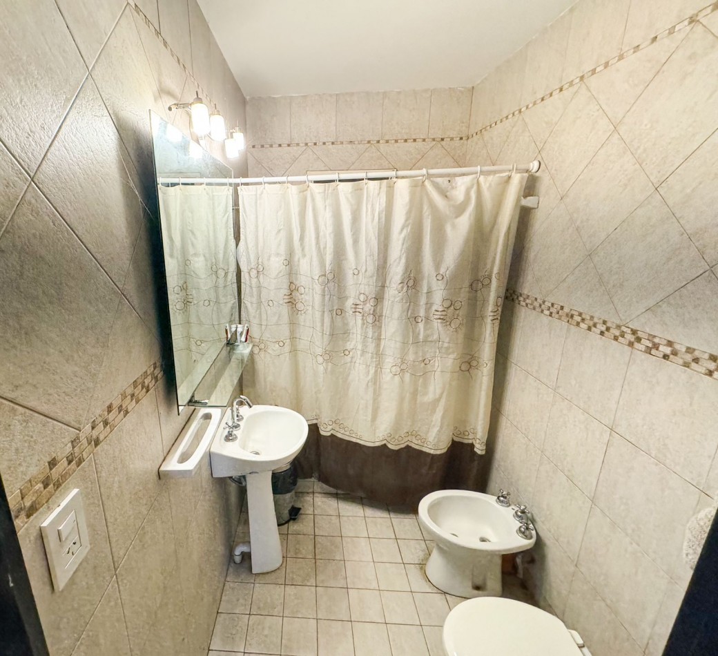 Venta de Casa en City Bell con unico Jardin Privado.
