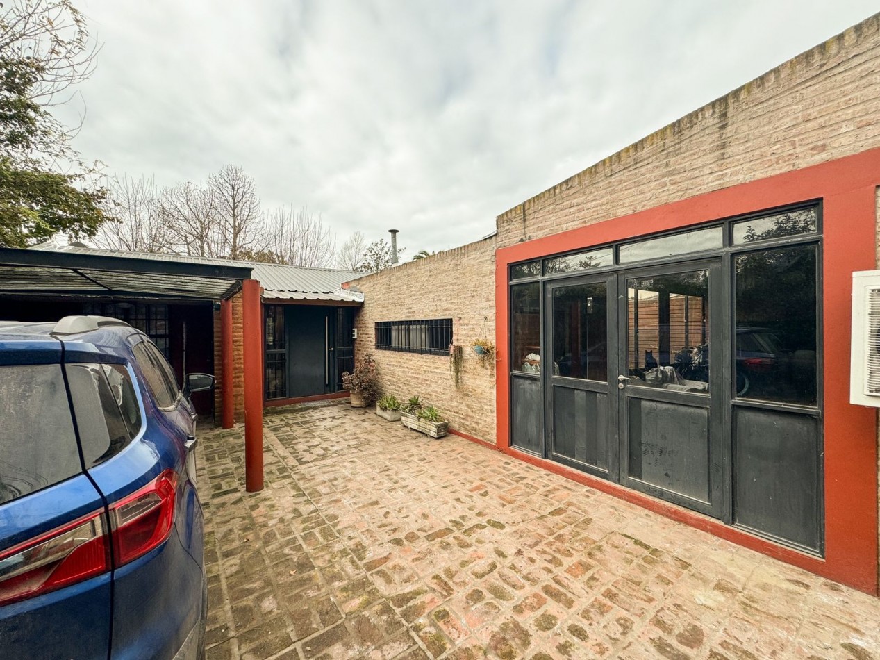 Venta de Casa en City Bell con unico Jardin Privado.