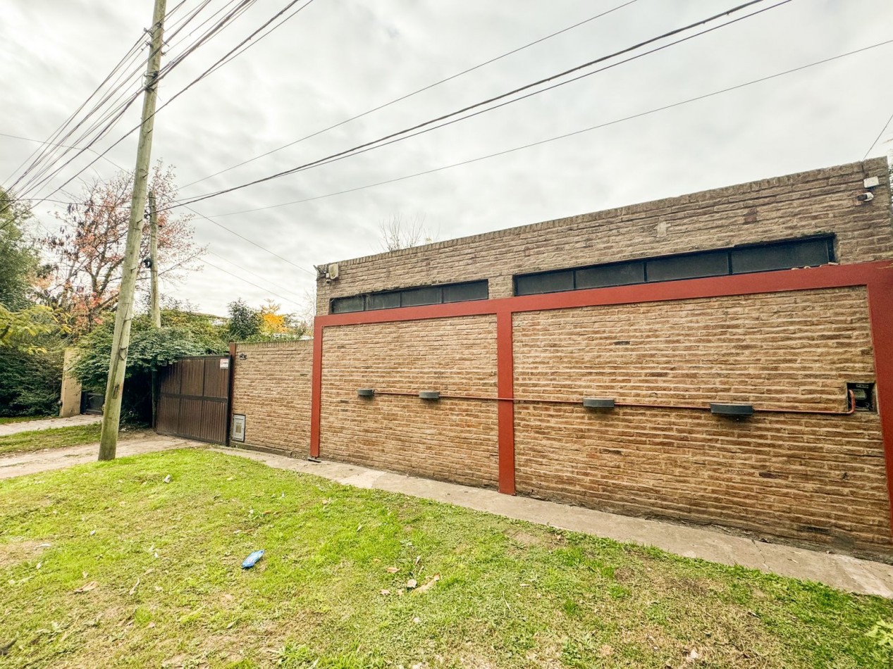 Venta de Casa en City Bell con unico Jardin Privado.