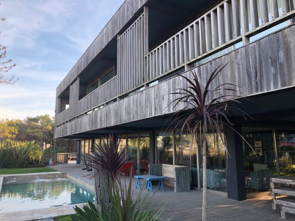 CASA CON PISCINA FRENTE AL MAR EN PINAMAR NORTE