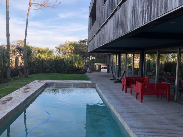 CASA CON PISCINA FRENTE AL MAR EN PINAMAR NORTE