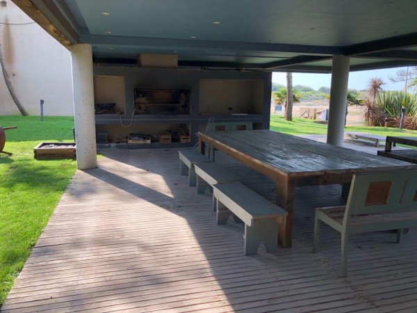 CASA CON PISCINA FRENTE AL MAR EN PINAMAR NORTE