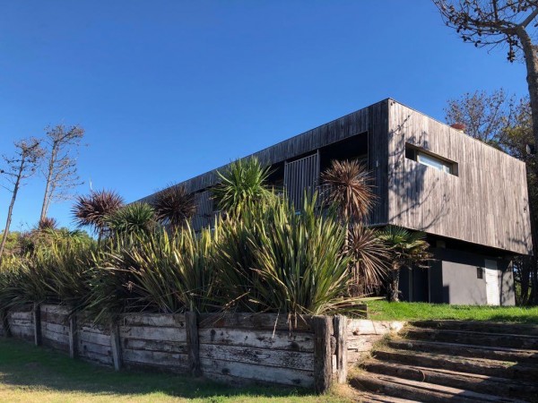 CASA CON PISCINA FRENTE AL MAR EN PINAMAR NORTE