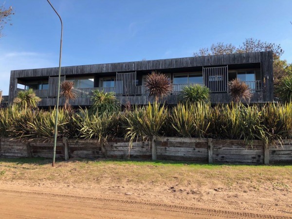 CASA CON PISCINA FRENTE AL MAR EN PINAMAR NORTE