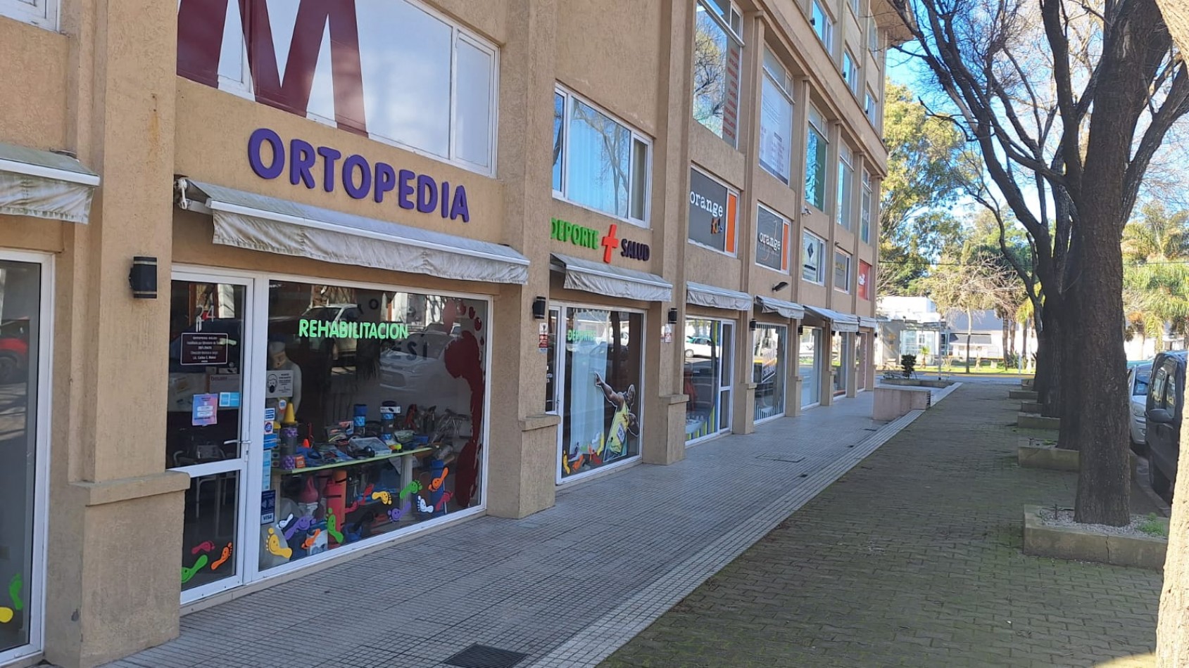 LOCAL COMERCIAL RETASADO planta baja con entrepiso en Paseo El Agora 