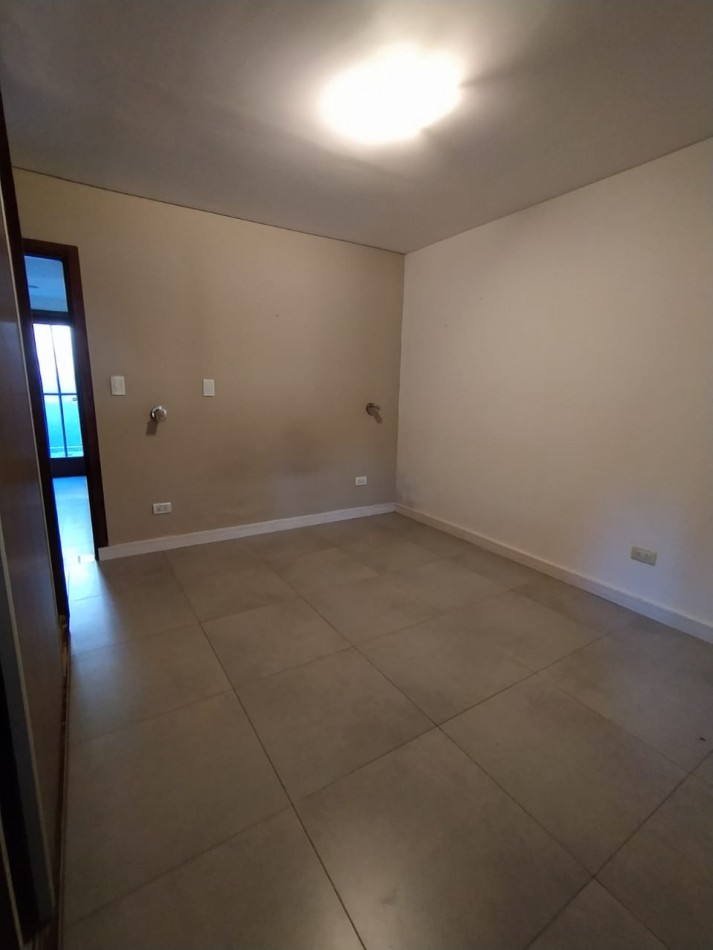 Casa 4 ambientes en Barrio la Carmencita 