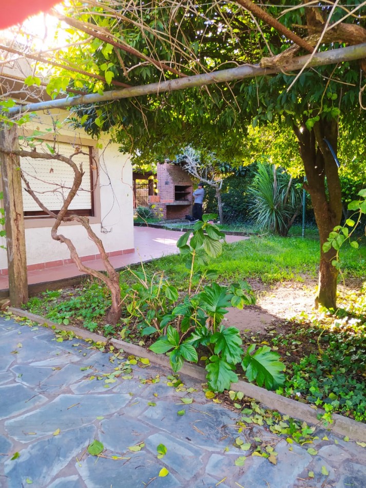 Casa 4 ambientes en Barrio la Carmencita 