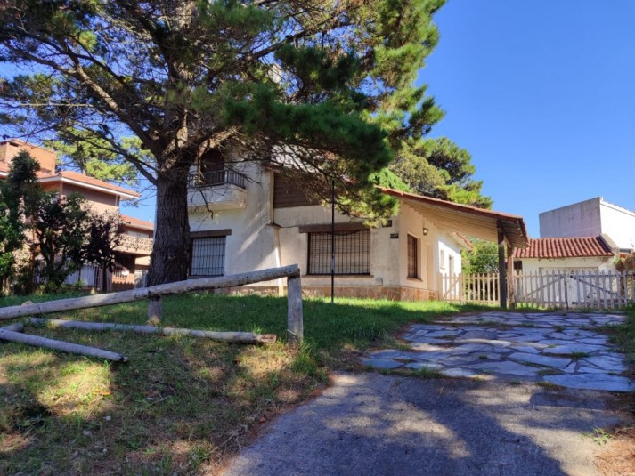 CASA A REFACCIONAR - ZONA CENTRO - SOBRE LOTE MULTIFAMILIAR / HOTELERO