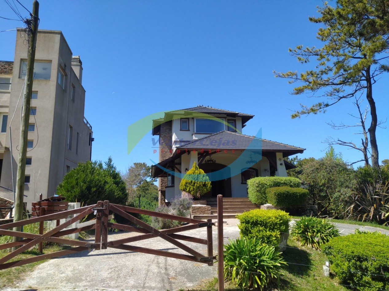 HERMOSO CHALET ESTILO AMERICANO EN 4 PLANTAS - EN EL CORAZON DE MAR DE LAS PAMPAS