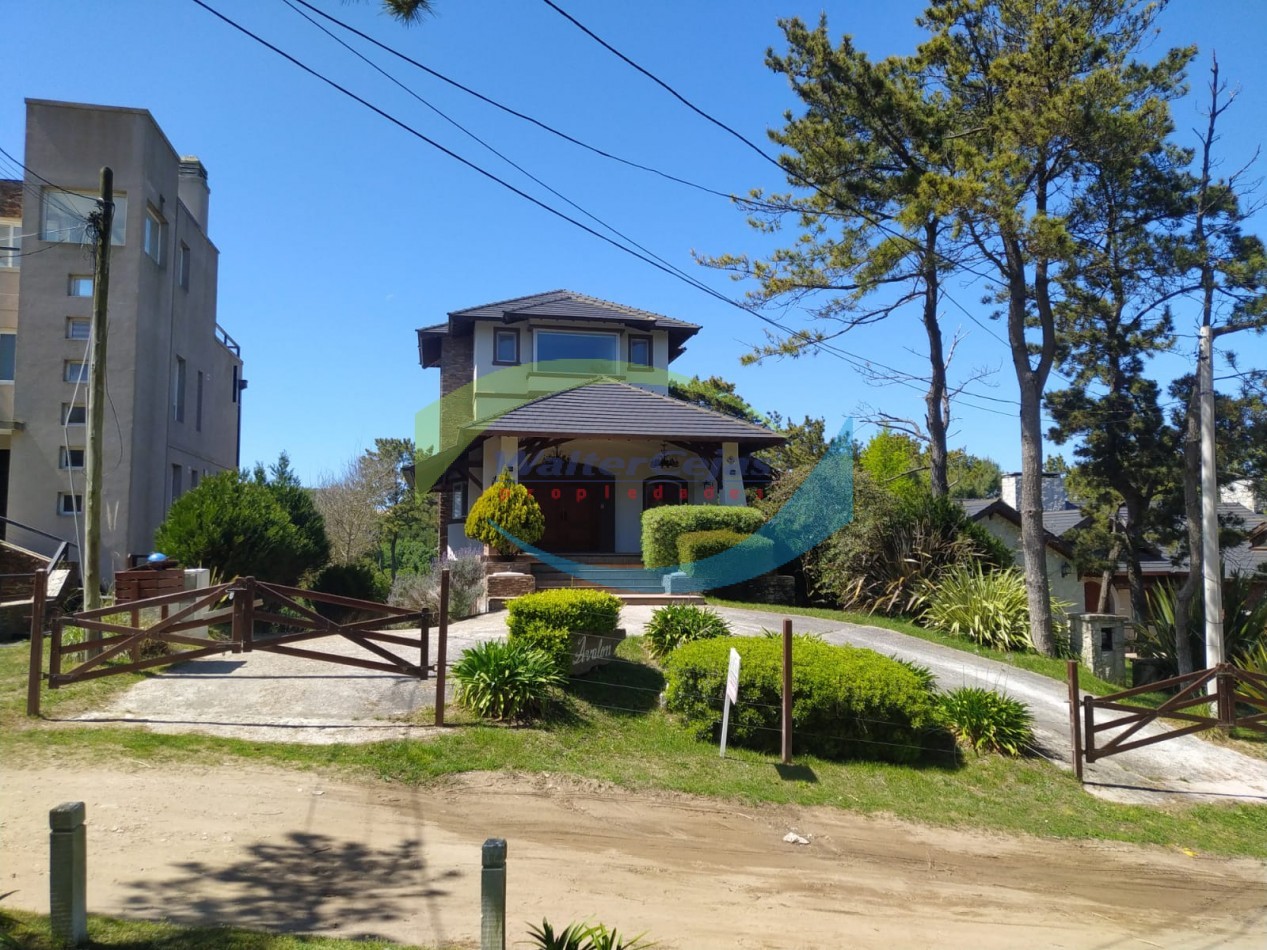 HERMOSO CHALET ESTILO AMERICANO EN 4 PLANTAS - EN EL CORAZON DE MAR DE LAS PAMPAS